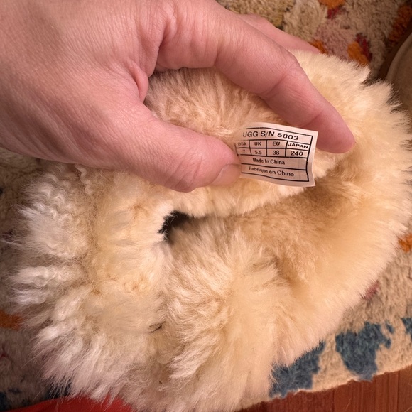 UGG Bailey Button - Picture 7 of 8